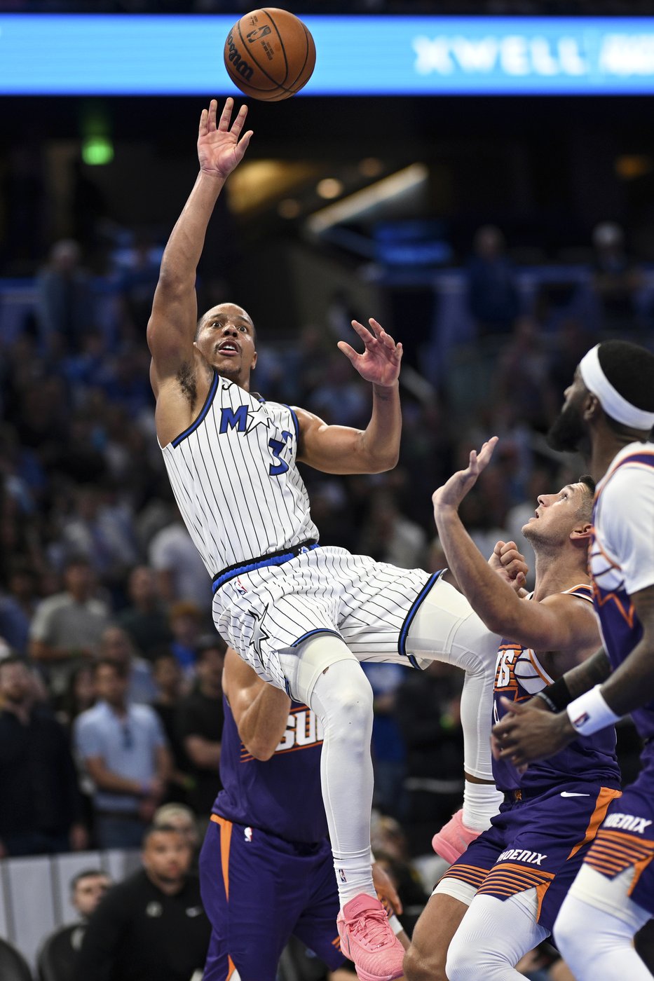 Bane and Suggs power the Magic to a 115-111 victory over the Suns | iNFOnews.ca