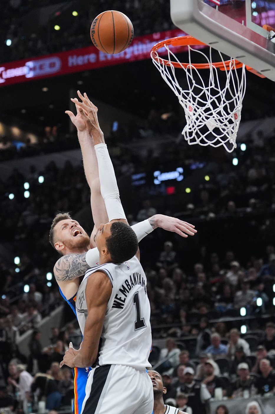 Wembanyama scores 33 points to help Spurs rebound and trounce Thunder 103-82 to even West finals | iNFOnews.ca