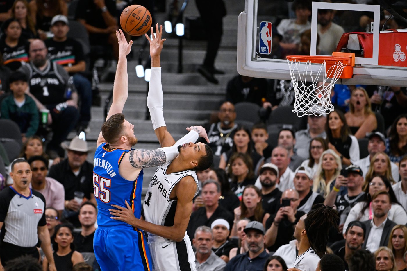 Wembanyama scores 33 points to help Spurs rebound and trounce Thunder 103-82 to even West finals | iNFOnews.ca