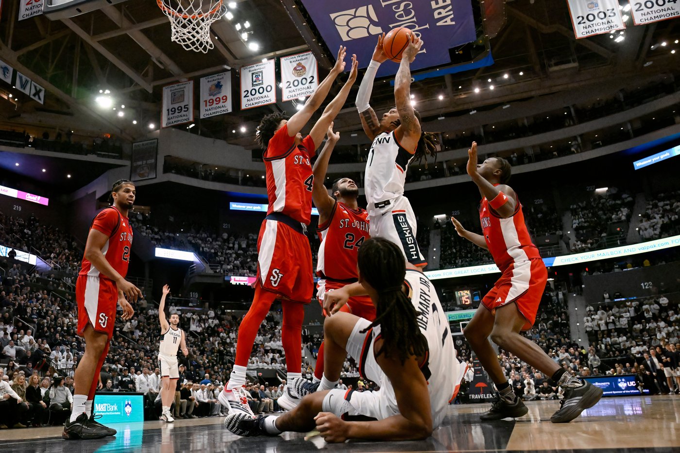 Reed powers No. 6 UConn to 72-40 rout against No. 15 St. John's | iNFOnews.ca