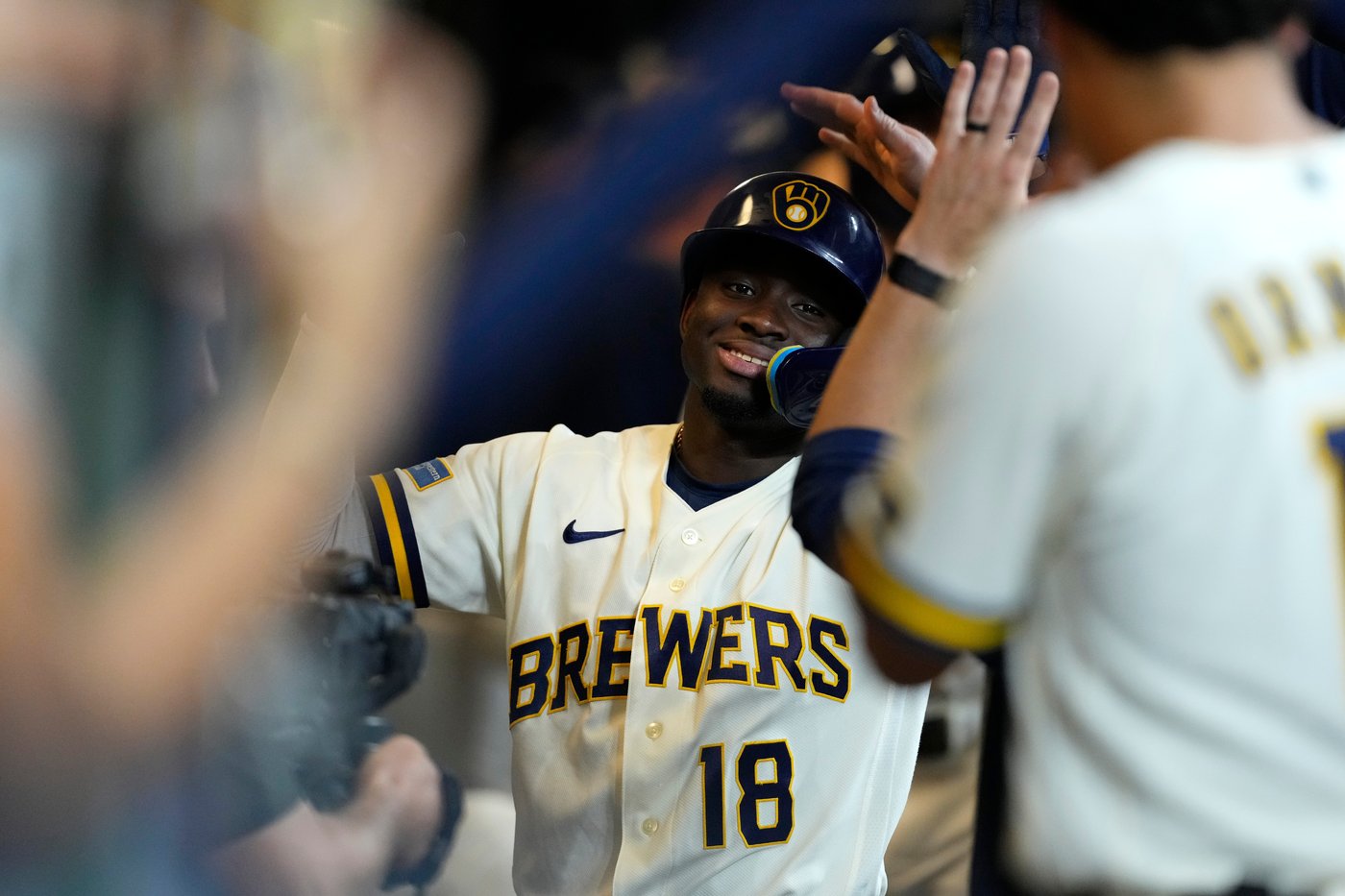 Brewers match baseball's modern-era record for biggest shutout, beating Mariners 22-0 | iNFOnews.ca