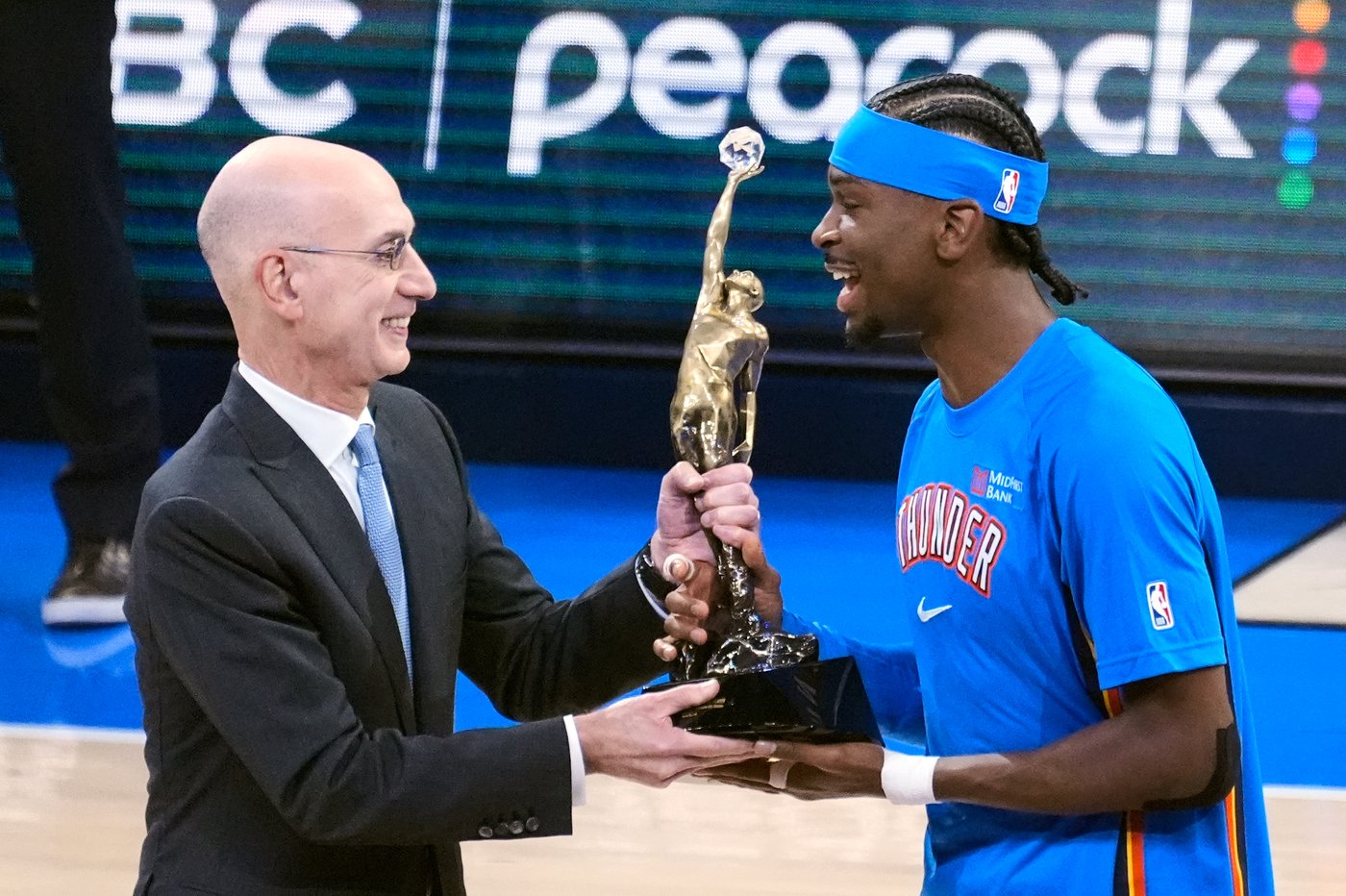 Shai Gilgeous-Alexander gets the MVP trophy from NBA Commissioner Adam Silver | iNFOnews.ca Shai Gilgeous-Alexander gets the MVP trophy from NBA Commissioner Adam Silver | iNFOnews.ca