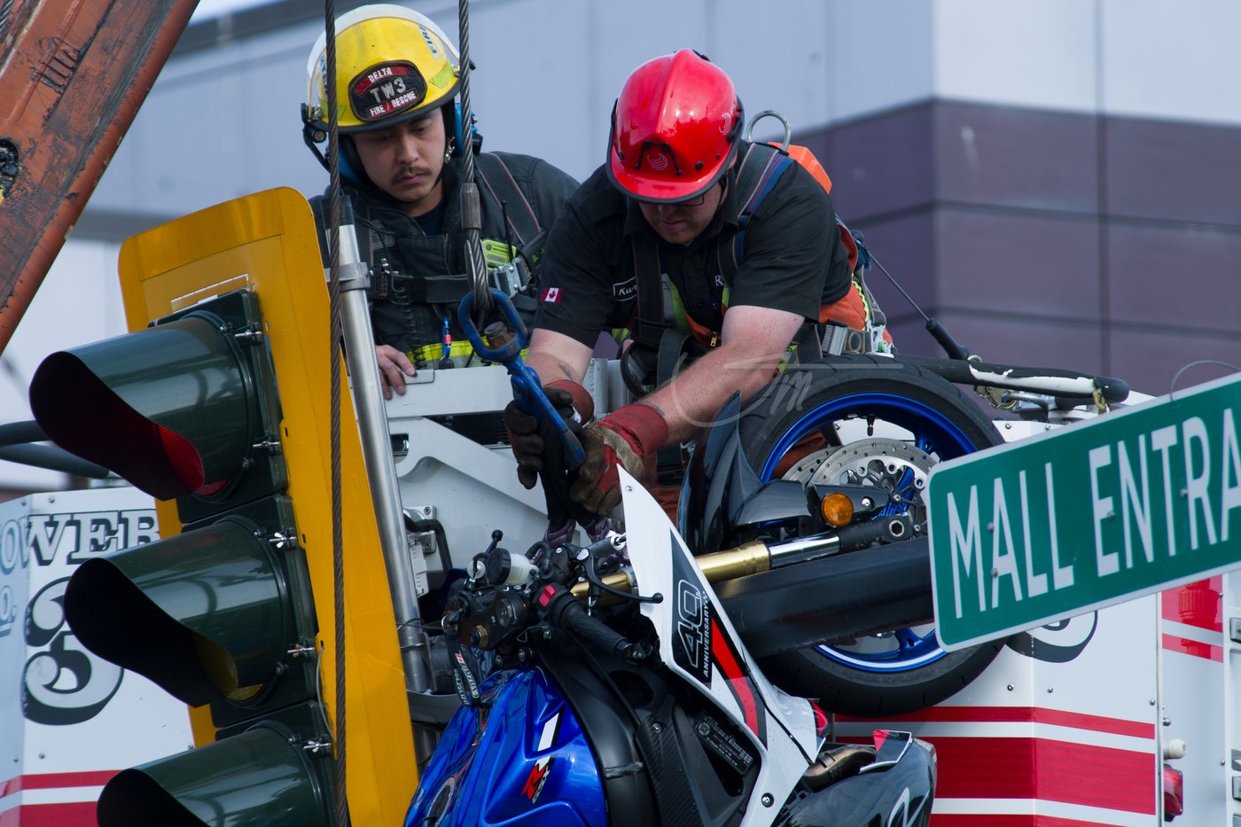 Crash in Delta, B.C., leaves motorcycle hanging from traffic light | iNwheels Crash in Delta, B.C., leaves motorcycle hanging from traffic light | iNwheels