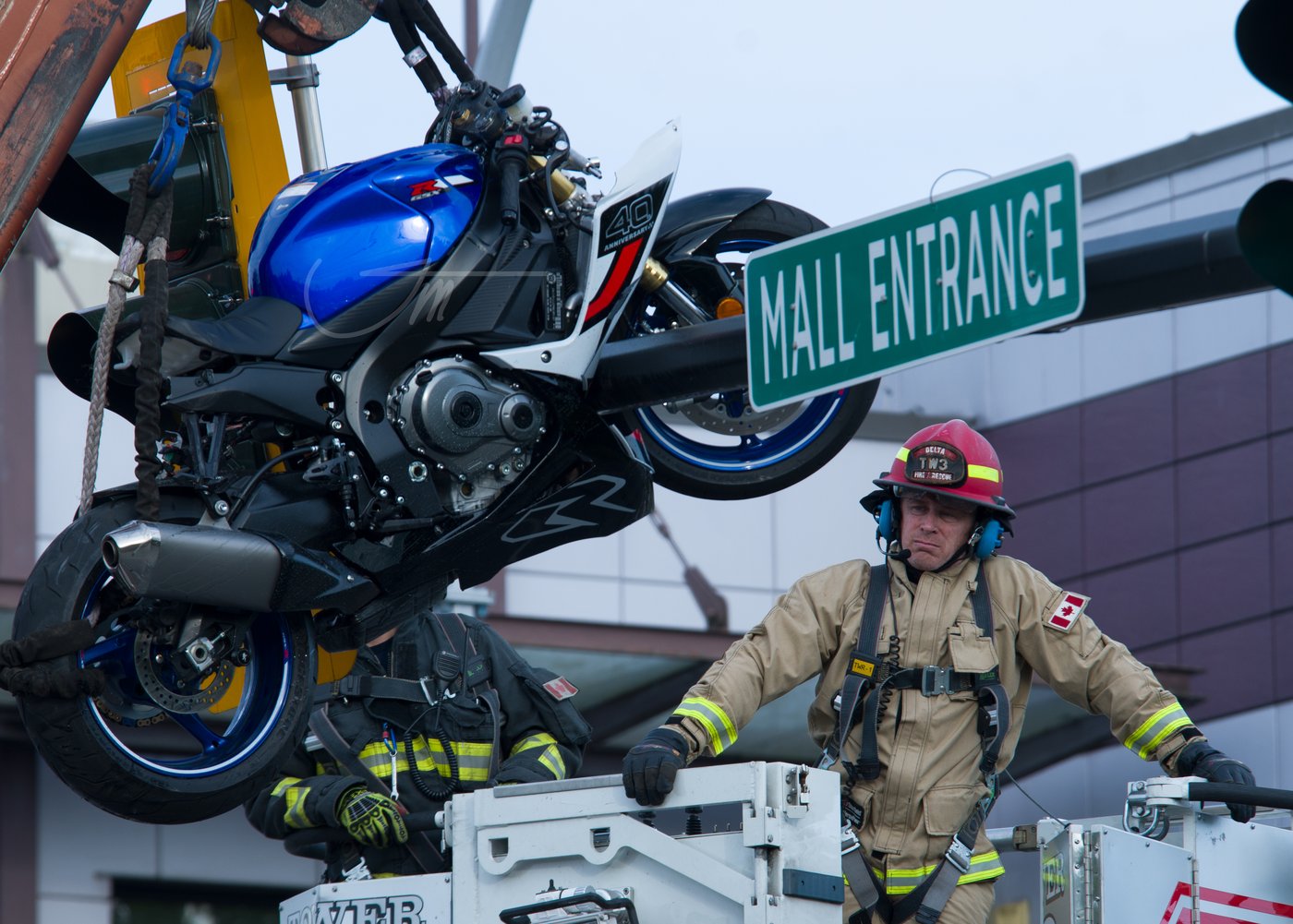 Crash in Delta, B.C., leaves motorcycle hanging from traffic light | iNwheels Crash in Delta, B.C., leaves motorcycle hanging from traffic light | iNwheels