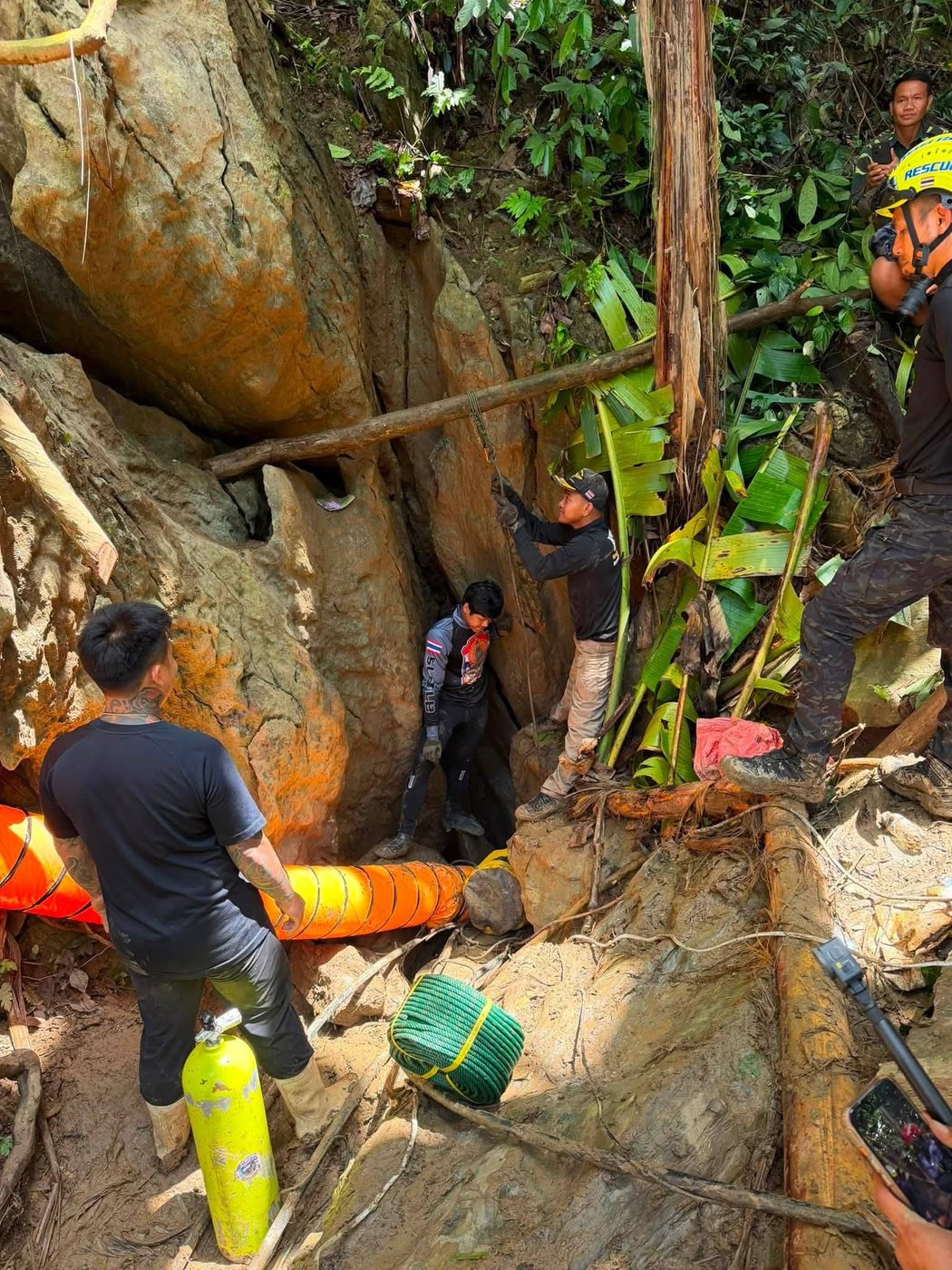 Rescuers race to reach 7 trapped in a Laos cave after flash floods block exit | iNFOnews.ca Rescuers race to reach 7 trapped in a Laos cave after flash floods block exit | iNFOnews.ca