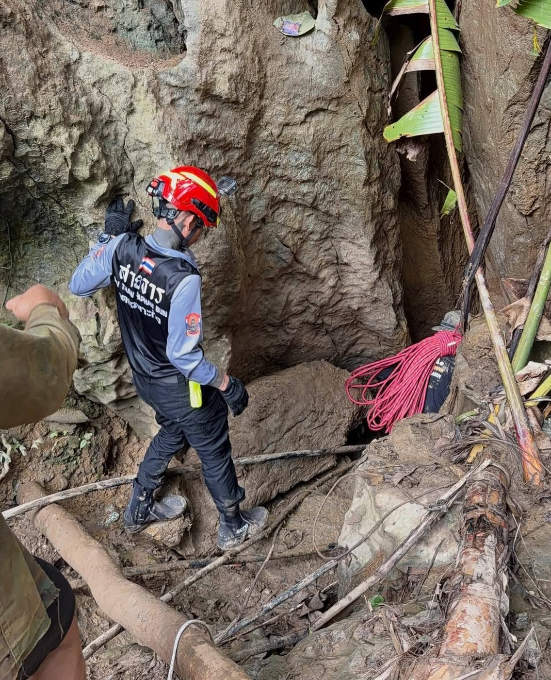 Rescuers race to reach 7 trapped in a Laos cave after flash floods block exit | iNFOnews.ca Rescuers race to reach 7 trapped in a Laos cave after flash floods block exit | iNFOnews.ca