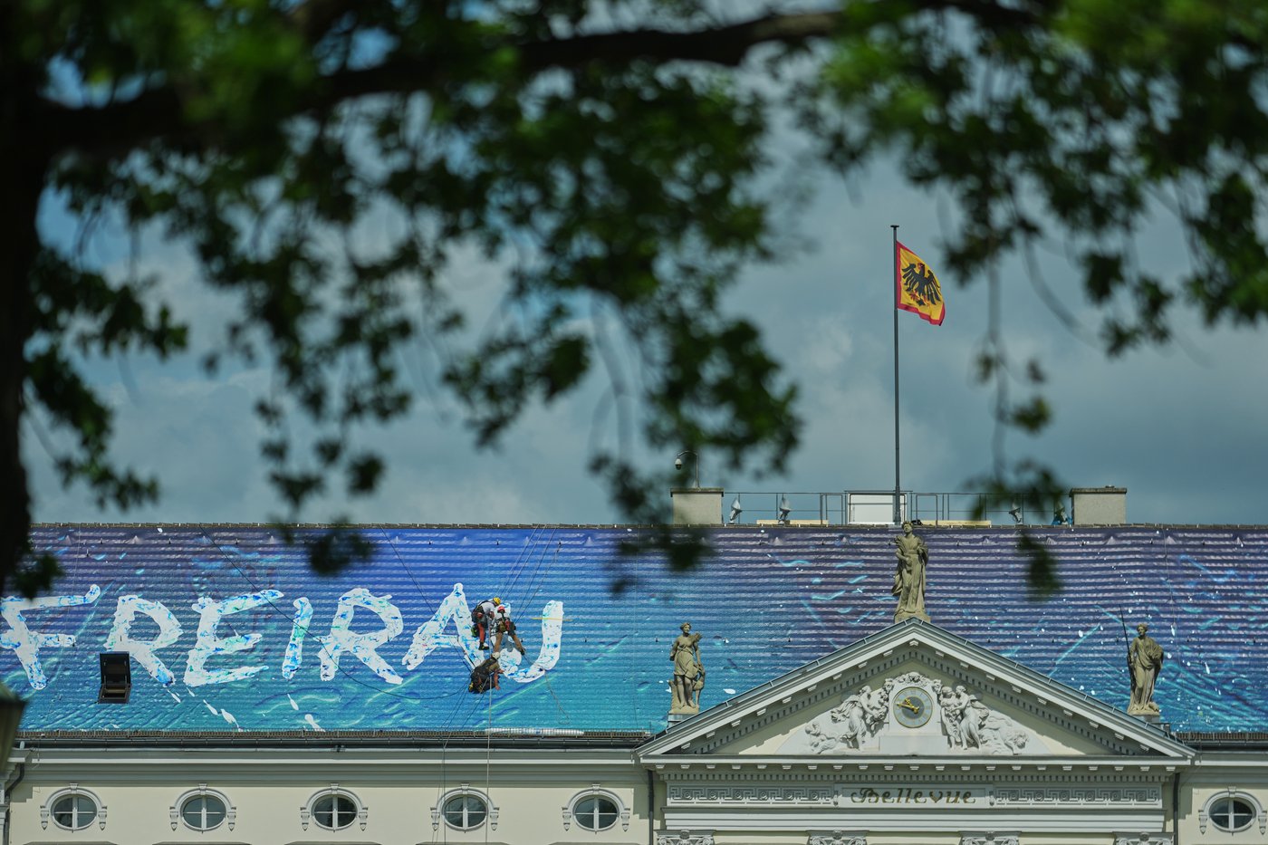 Pop-up art show takes over German president's residence before yearslong renovation | iNFOnews.ca