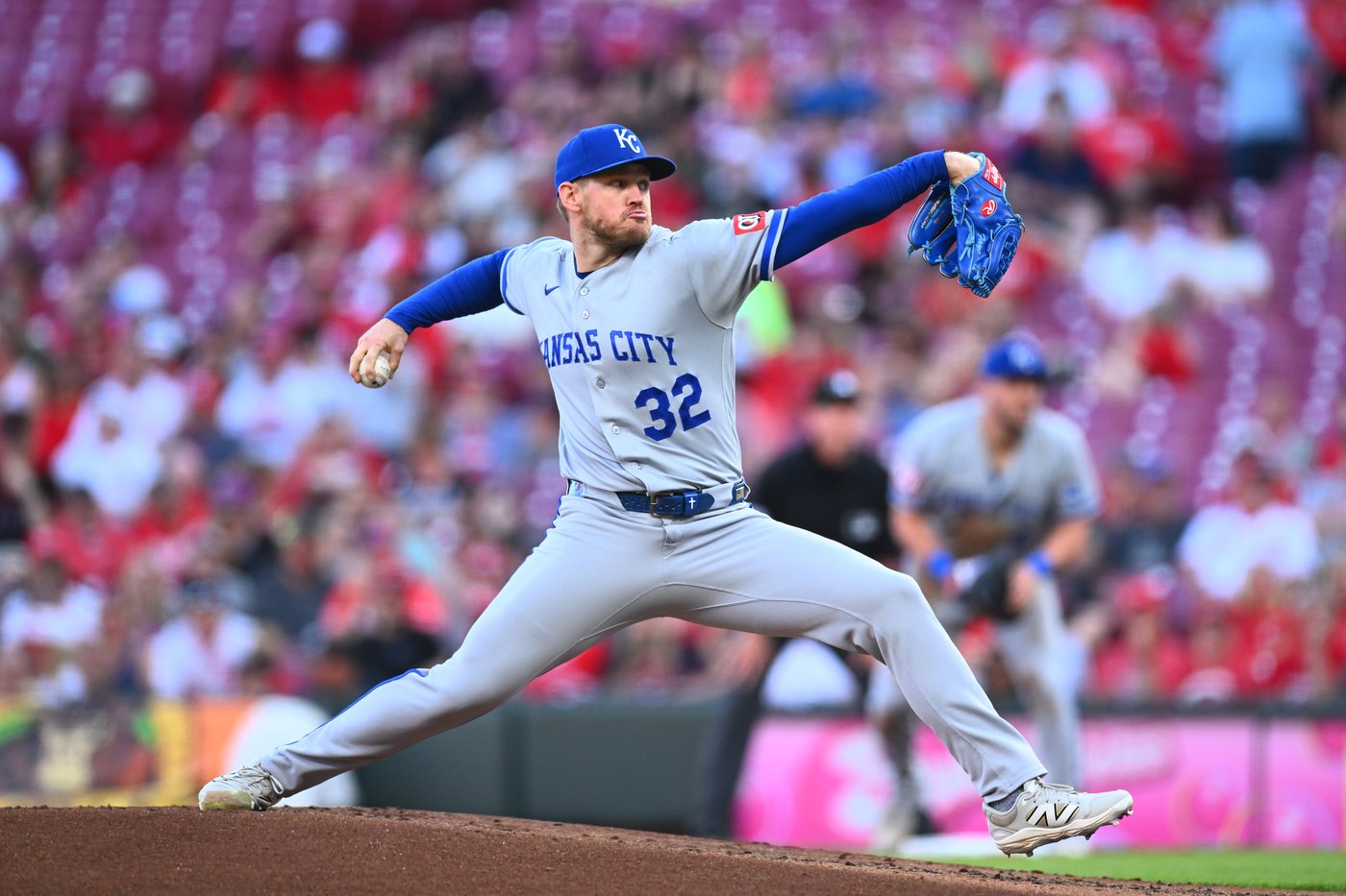 Massey hits tiebreaking RBI single in 9th inning, Royals beat Reds 5-2 | iNFOnews.ca