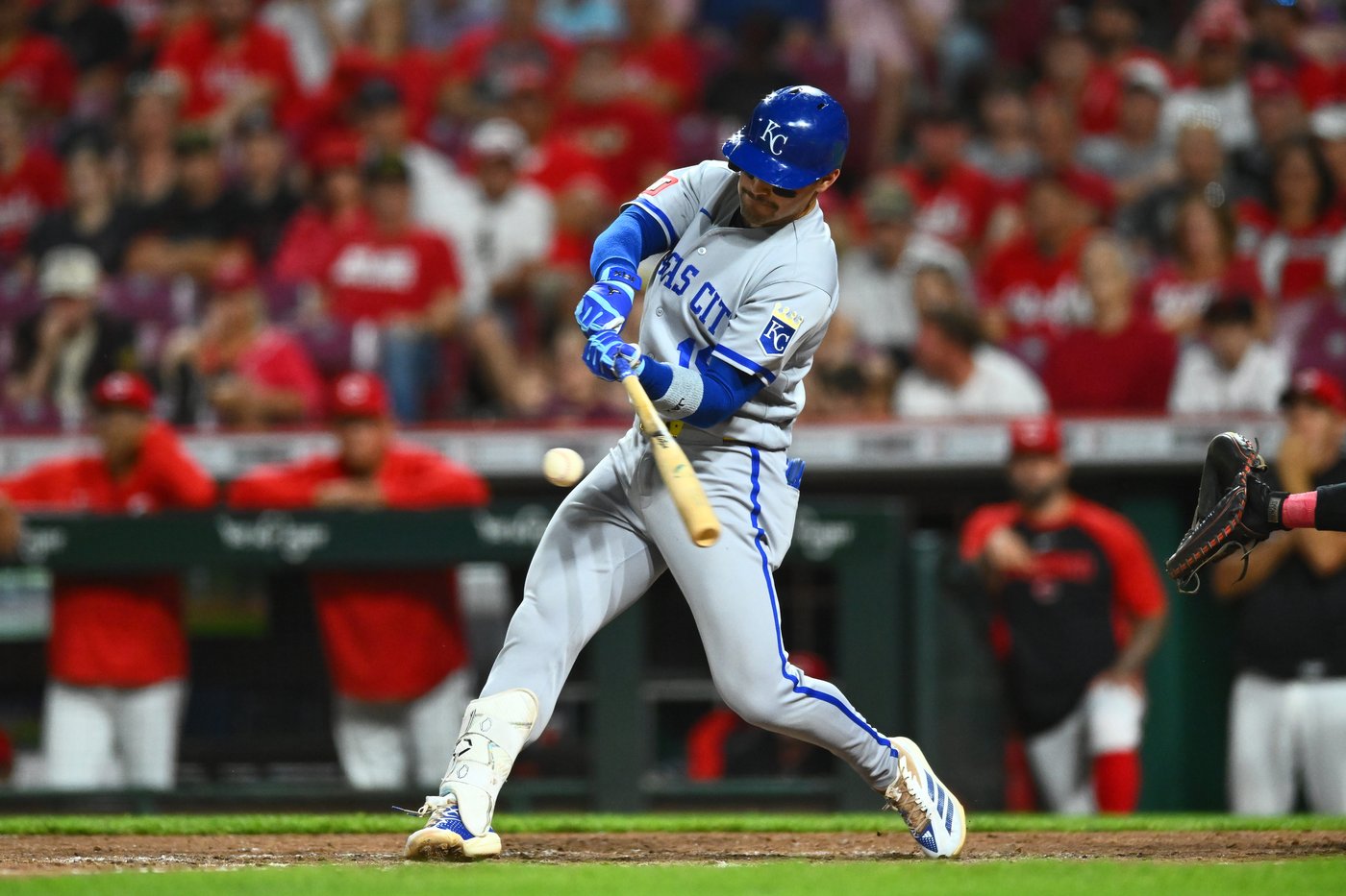 Massey hits tiebreaking RBI single in 9th inning, Royals beat Reds 5-2 | iNFOnews.ca