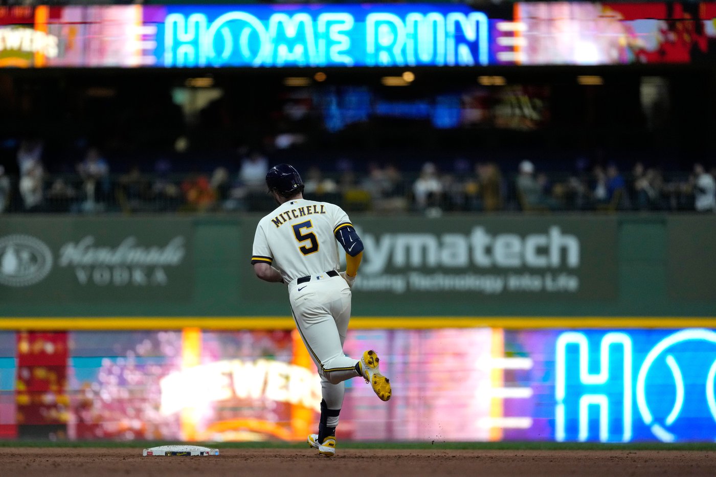 Mitchell, Turang hit homers to pace Milwaukee past Cleveland 2-1 | iNFOnews.ca