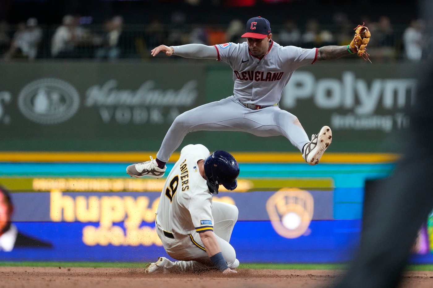 Mitchell, Turang hit homers to pace Milwaukee past Cleveland 2-1 | iNFOnews.ca
