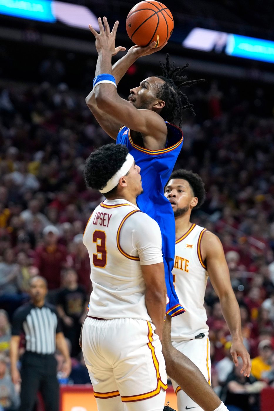 No. 5 Iowa State snaps No. 9 Kansas' winning streak, 74-56 | iNFOnews.ca