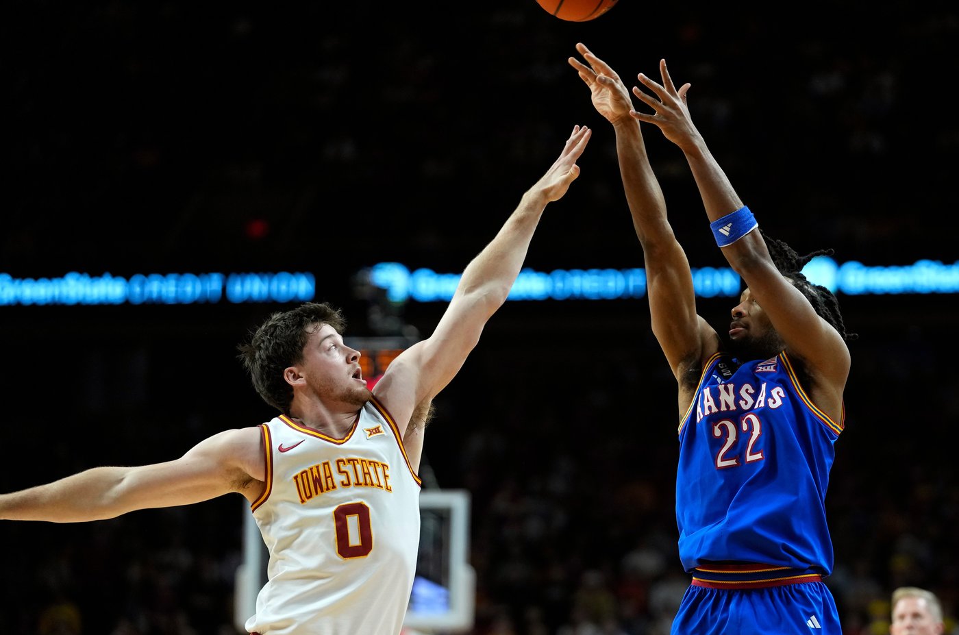 No. 5 Iowa State snaps No. 9 Kansas' winning streak, 74-56 | iNFOnews.ca