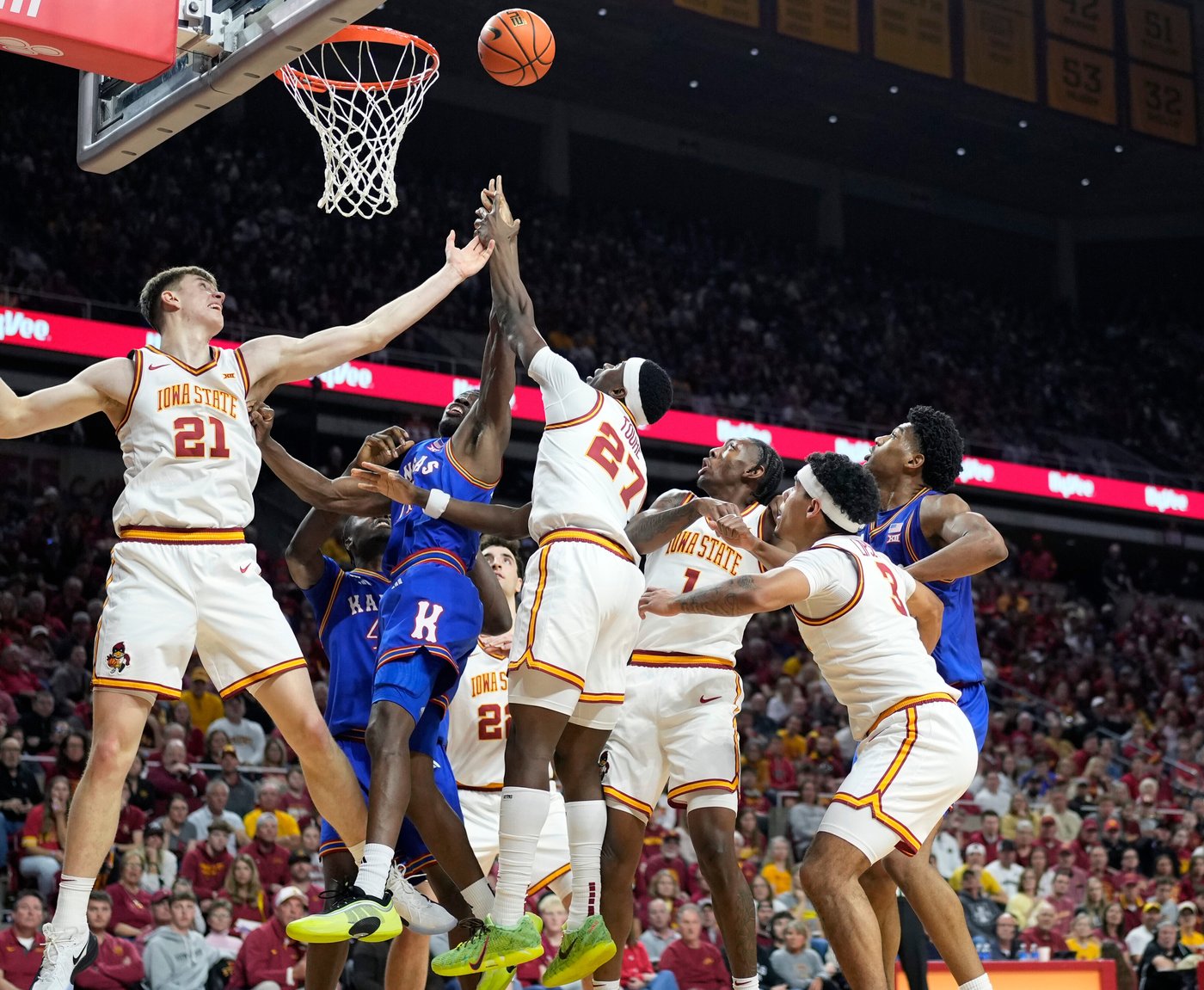 No. 5 Iowa State snaps No. 9 Kansas' winning streak, 74-56 | iNFOnews.ca
