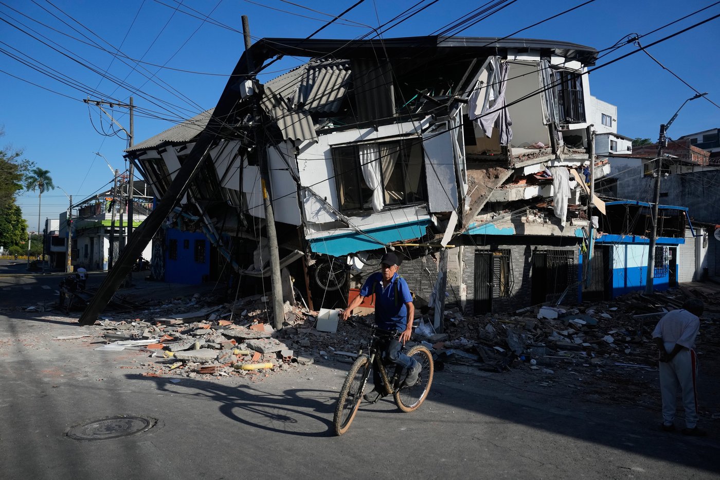 As search for thousands of missing pushes on, Colombia earthquake tests new president | iNFOnews.ca As search for thousands of missing pushes on, Colombia earthquake tests new president | iNFOnews.ca