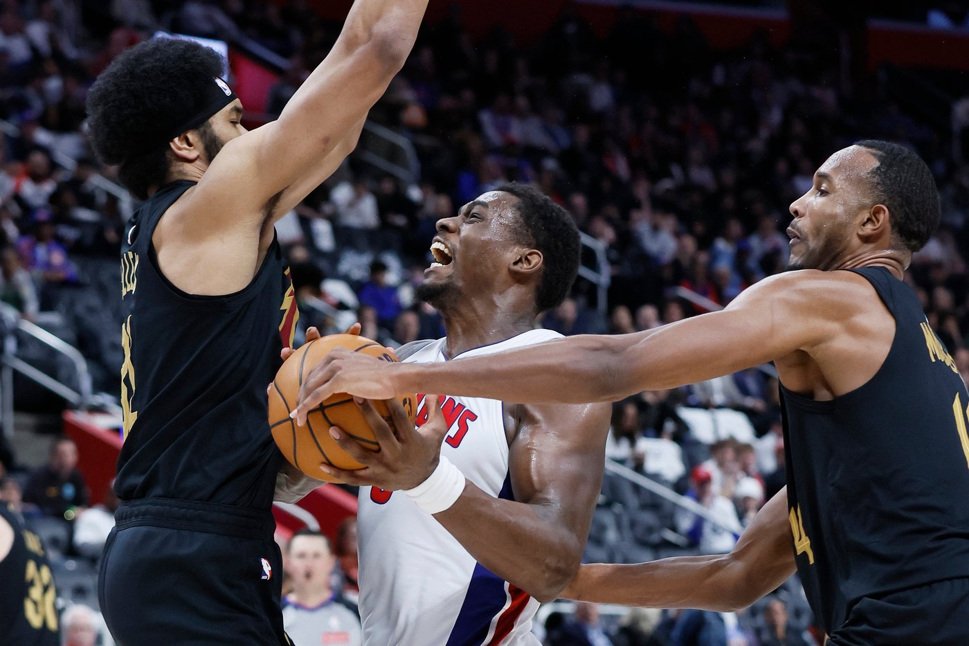 Jalen Duren delivers for the Pistons, making plays at both ends of court in key moments against Cavs | iNFOnews.ca