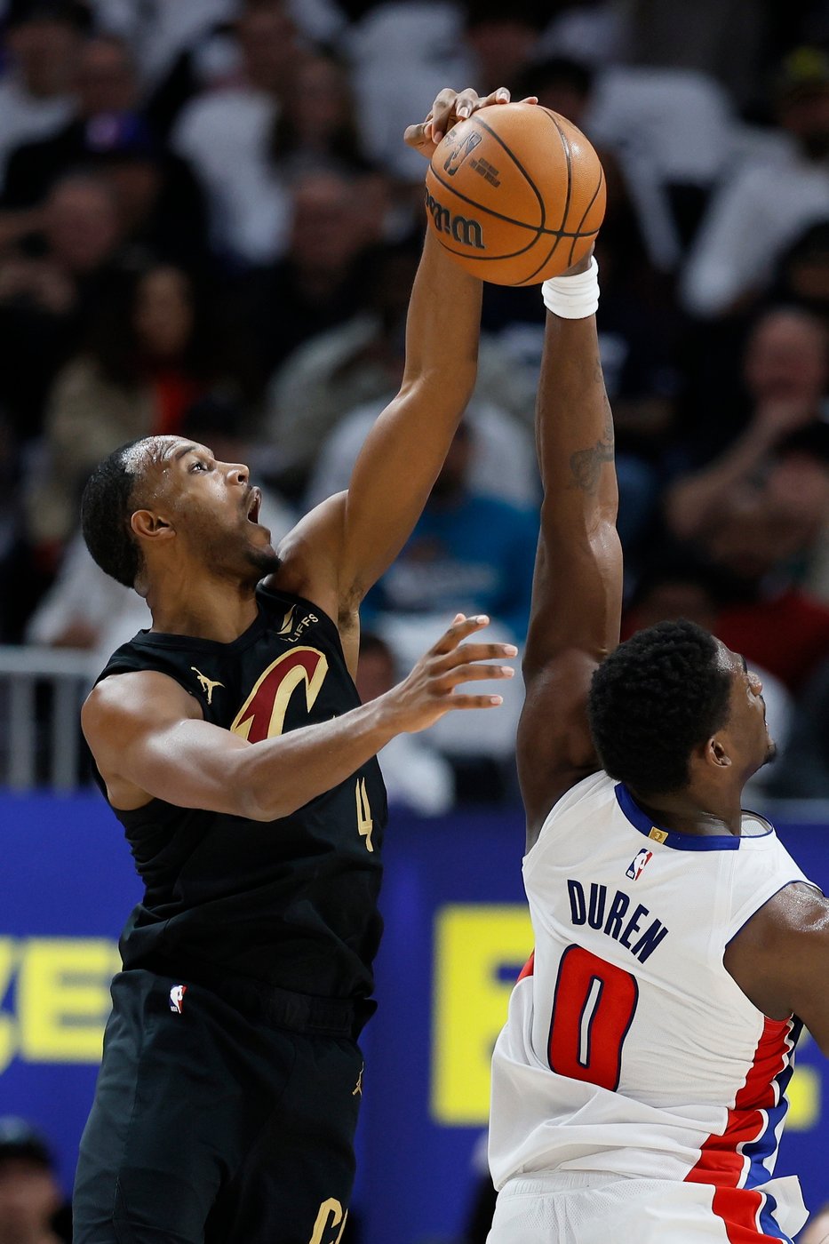 Jalen Duren delivers for the Pistons, making plays at both ends of court in key moments against Cavs | iNFOnews.ca