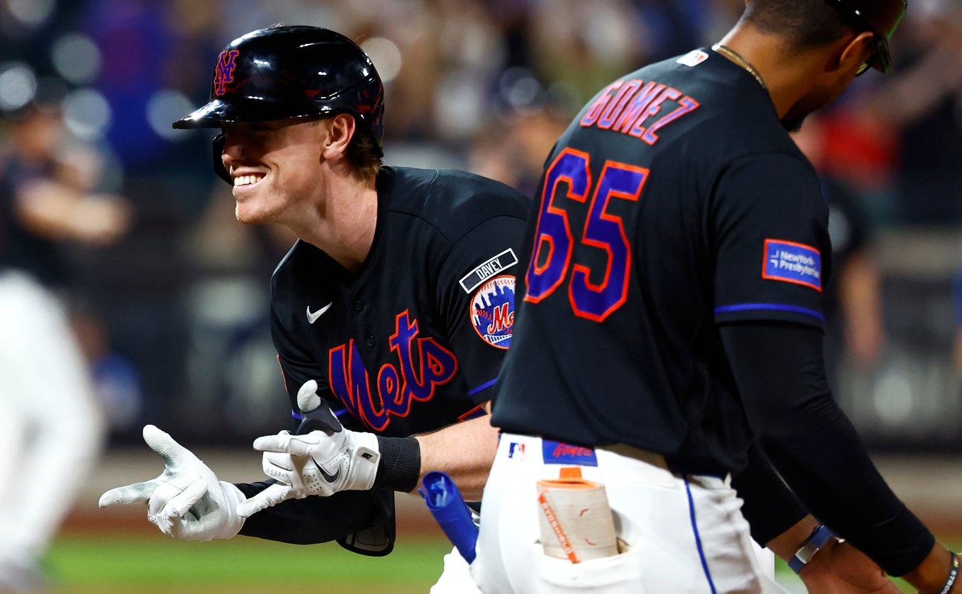 Jared Young hit by a pitch with the bases loaded, ignites a 5-run eighth as Mets beat Royals 6-2 | iNFOnews.ca