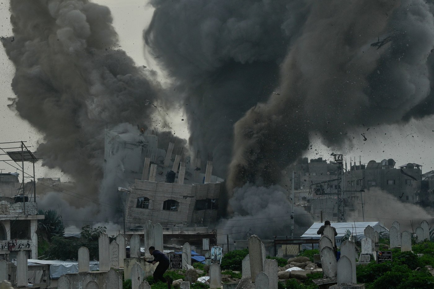 Photos show an Israeli strike blowing up a Gaza building in split-second detail | iNFOnews.ca