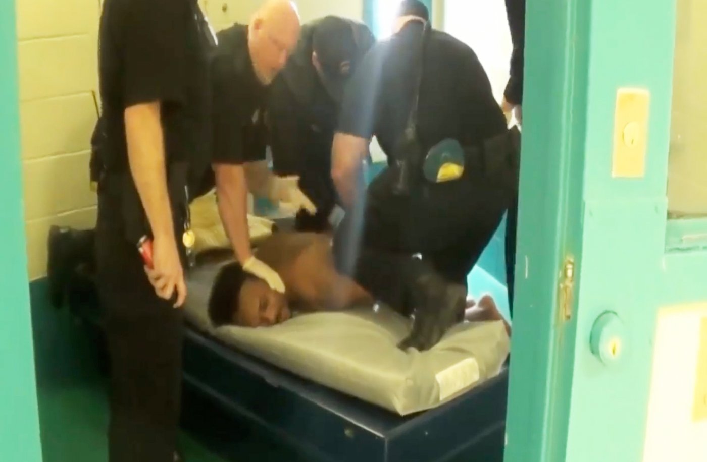 Newly released video shows Connecticut prison officers striking inmate before he died | iNFOnews.ca
