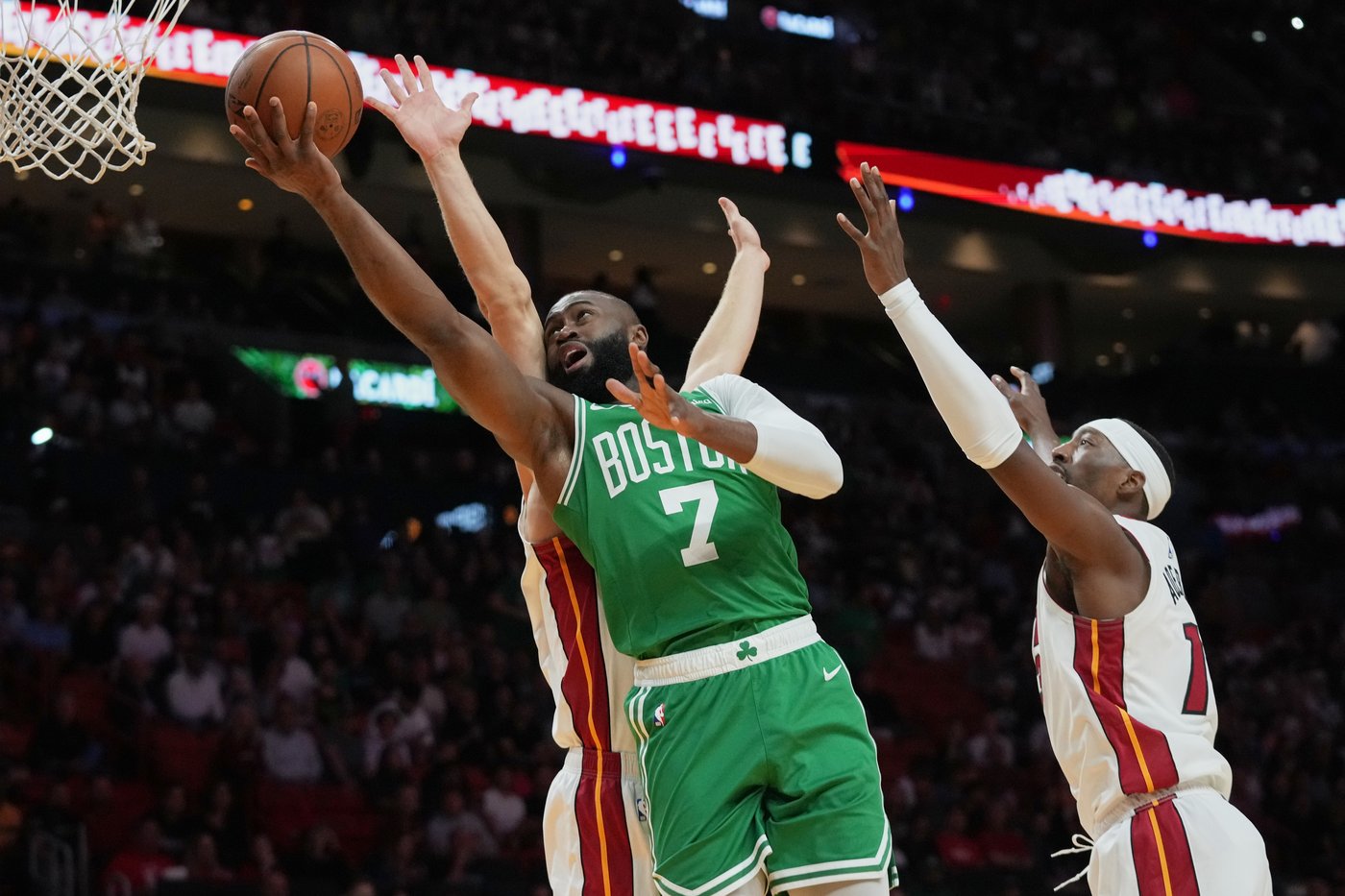 Celtics score 53 points in 1st quarter at Miami, setting club record for opening period | iNFOnews.ca
