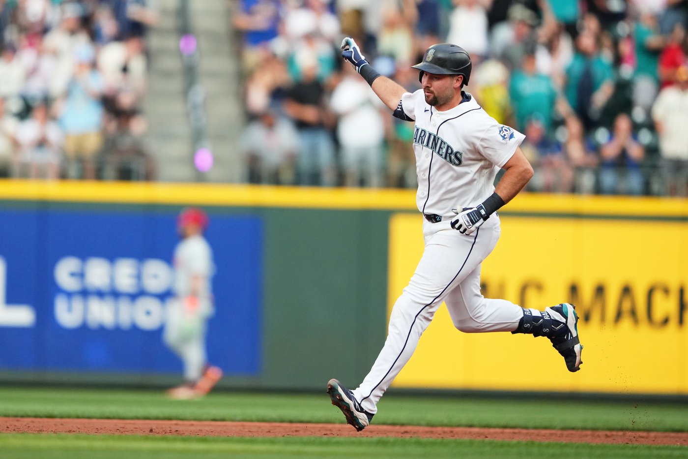 Slugger Cal Raleigh extends homer streak to 4 at-bats and ties Mariners' record | iNFOnews.ca