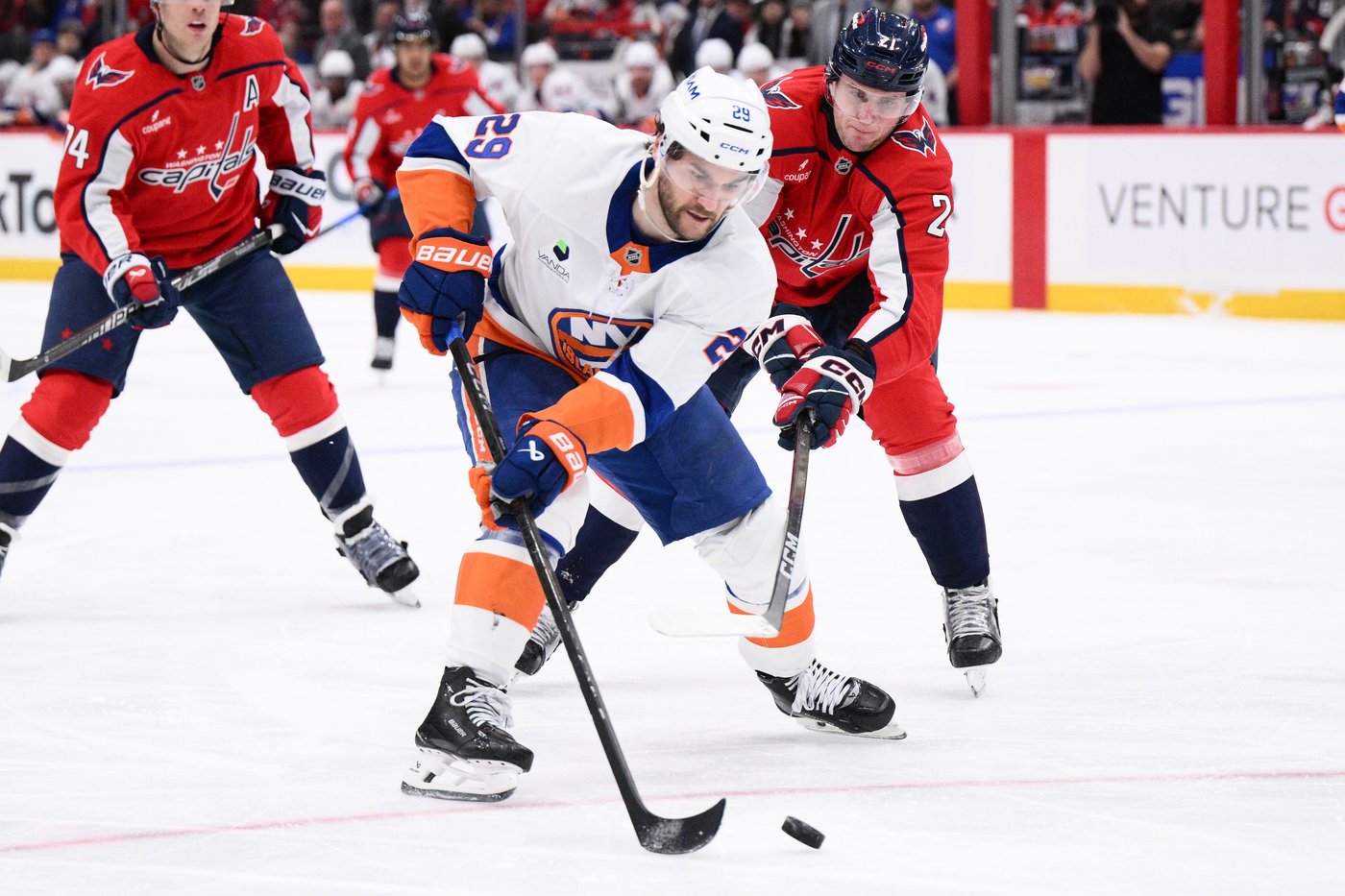 Capitals top Islanders 4-1 to pull within 2 points of 3rd place in the Metropolitan Division | iNFOnews.ca