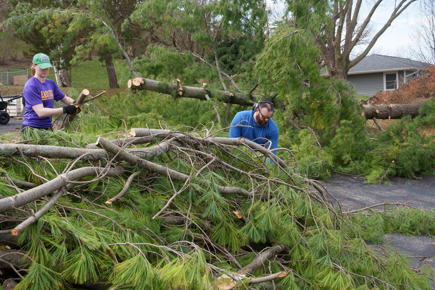 Severe storms accompanied by tornadoes damage communities from the Plains to the Midwest | iNwheels