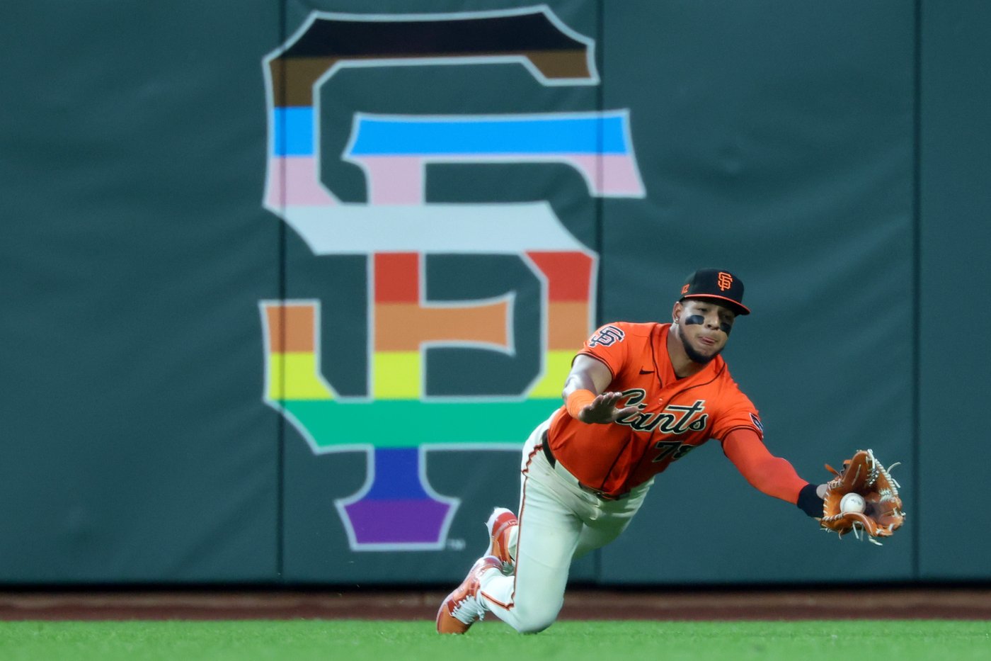 Dubon's 2 hits and 2 runs against former team leads Braves over Giants 3-1 | iNFOnews.ca