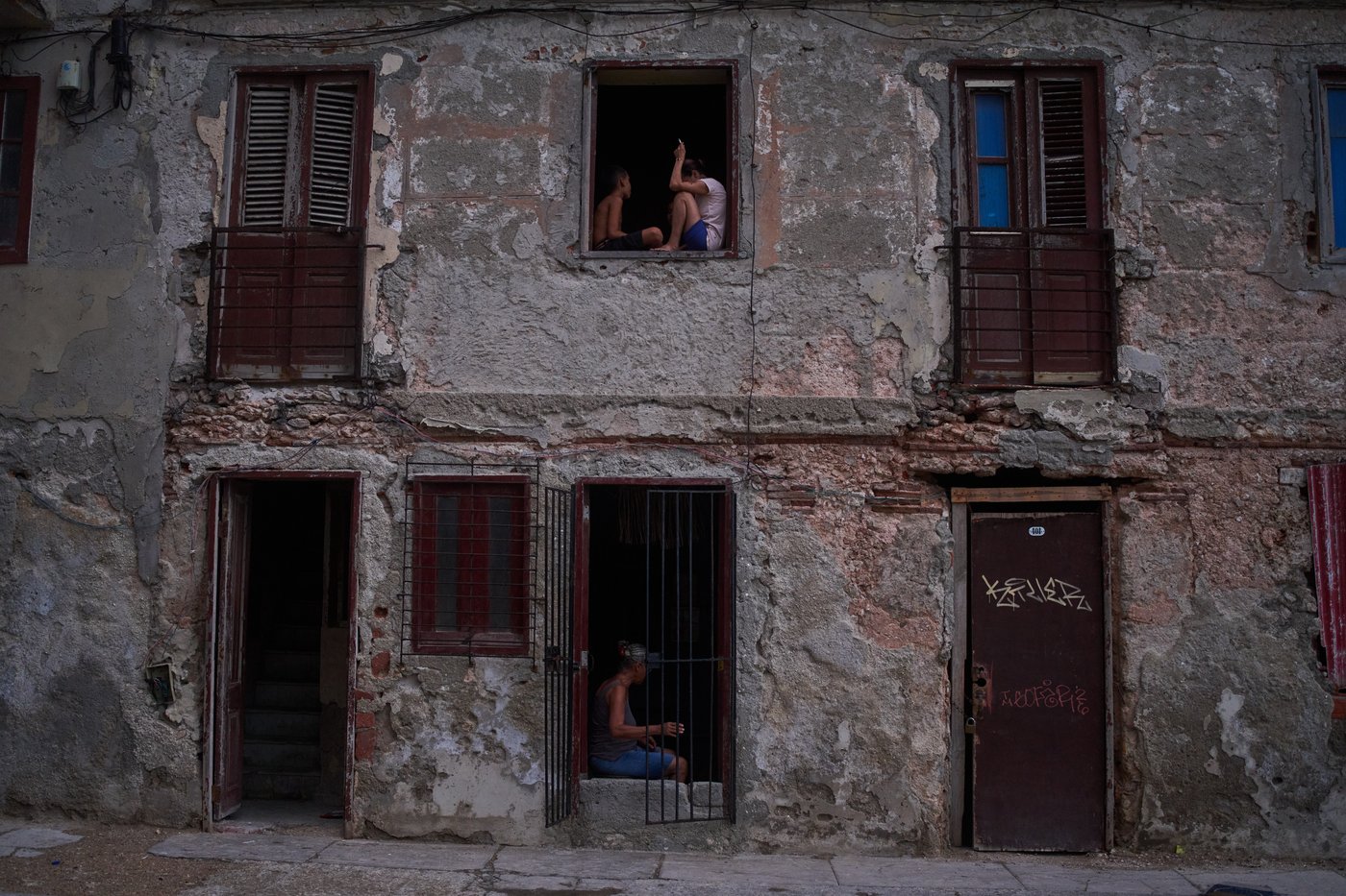 Cubans sleep on seaside boardwalk to seek relief from crippling blackouts and summer heat | iNFOnews.ca
