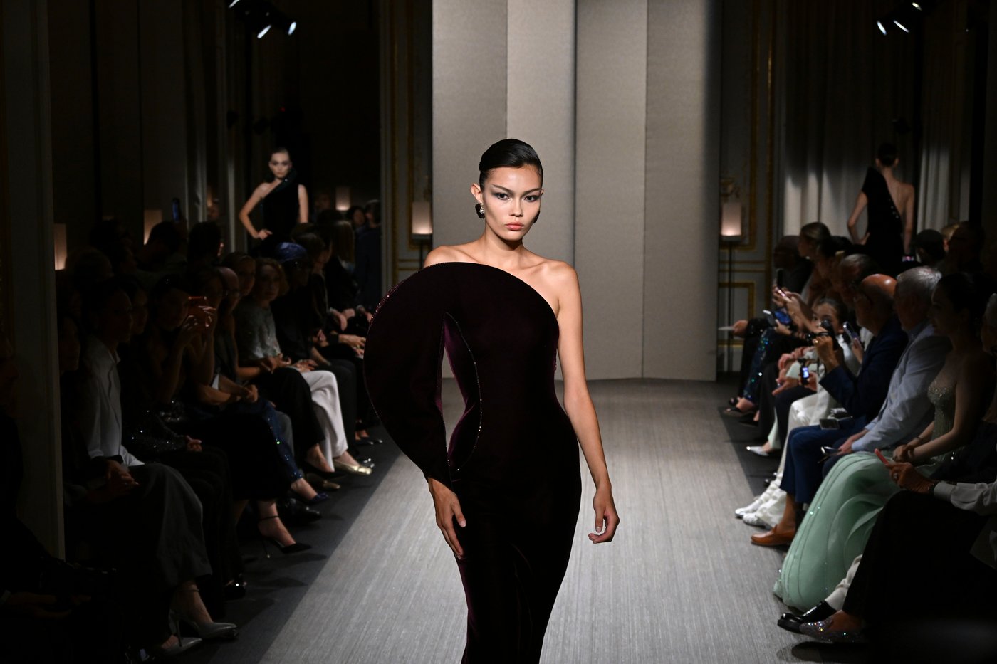 Bare skin, fantasy and the machine: 3 takeaways from Paris' starry couture week | iNFOnews.ca
