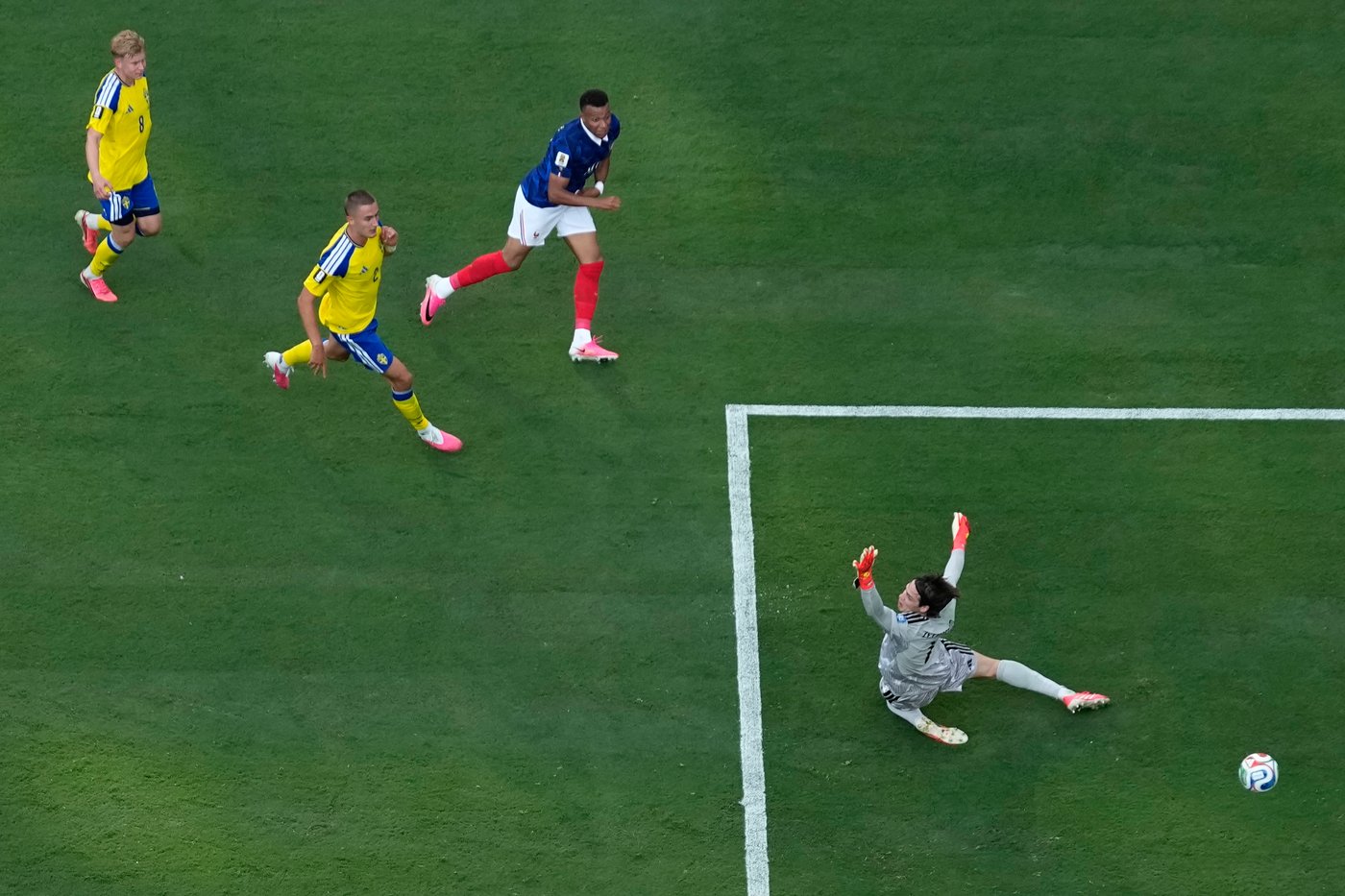 Mbappé scores twice to tie Messi for World Cup lead with 6 goals, France beats Sweden 3-0 | iNFOnews.ca