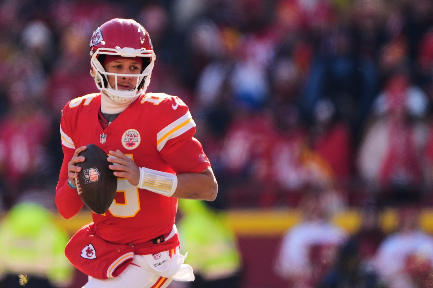 Mahomes takes part in Chiefs' first voluntary workout, just 5 months after undergoing knee surgery | iNFOnews.ca