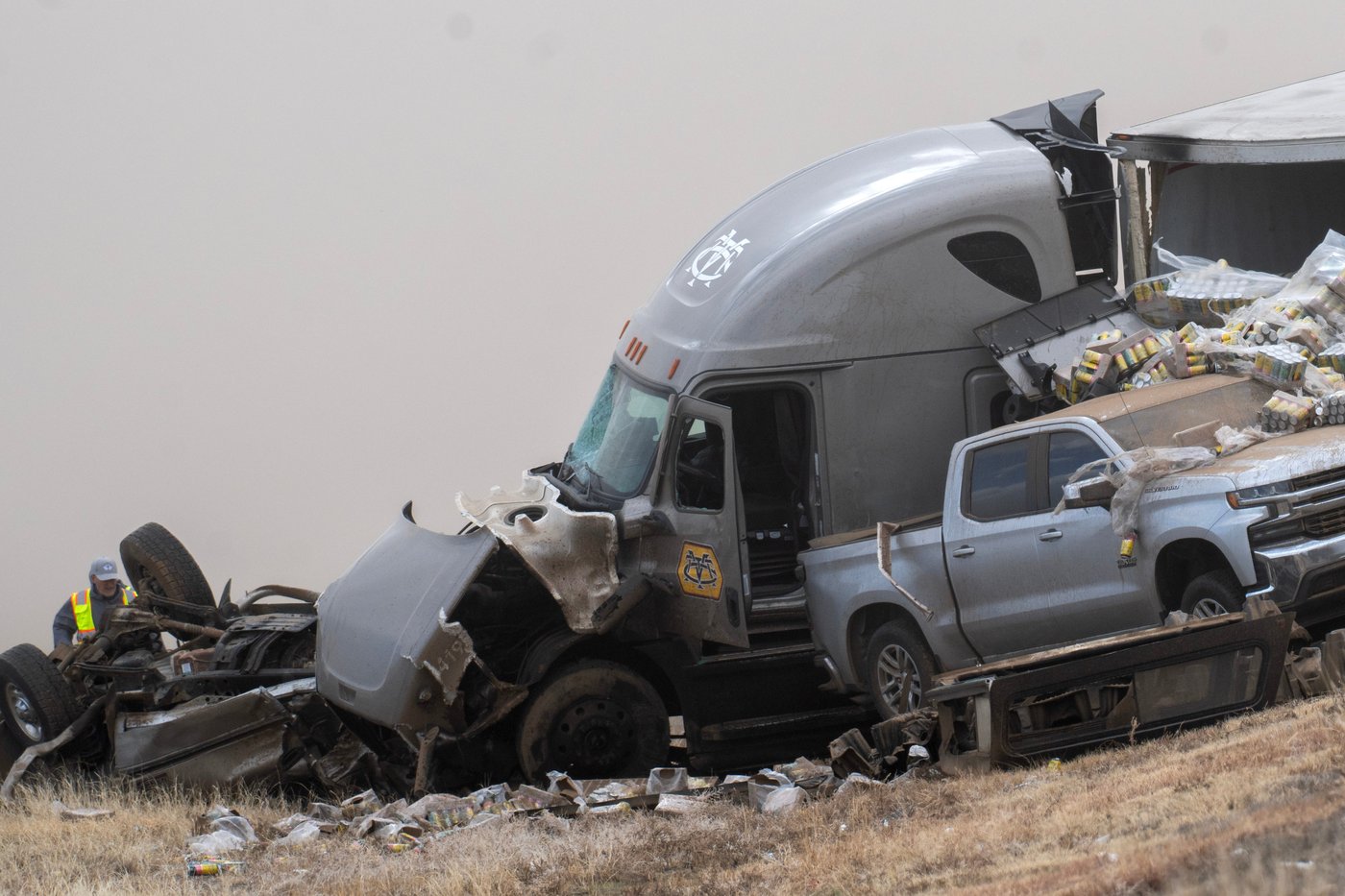 5 dead in Colorado highway crashes after blowing dirt makes it hard to see | iNFOnews.ca