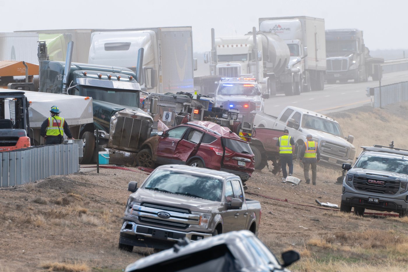 5 dead in Colorado highway crashes after blowing dirt makes it hard to see | iNFOnews.ca