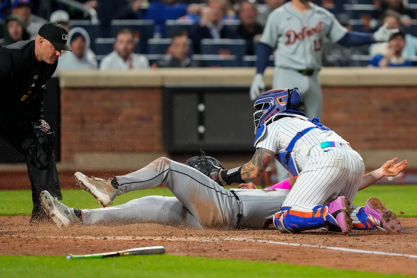 Mets' Alvarez to have right knee surgery, Mendoza hopes catcher could return in 6-8 weeks | iNFOnews.ca