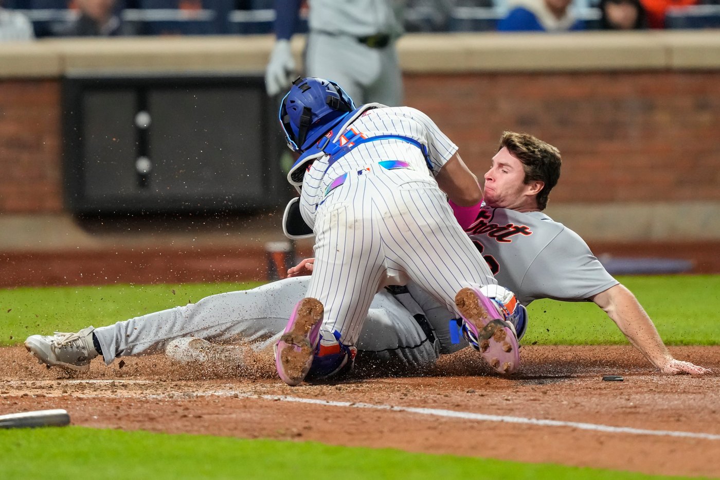 Mets' Alvarez to have right knee surgery, Mendoza hopes catcher could return in 6-8 weeks | iNFOnews.ca