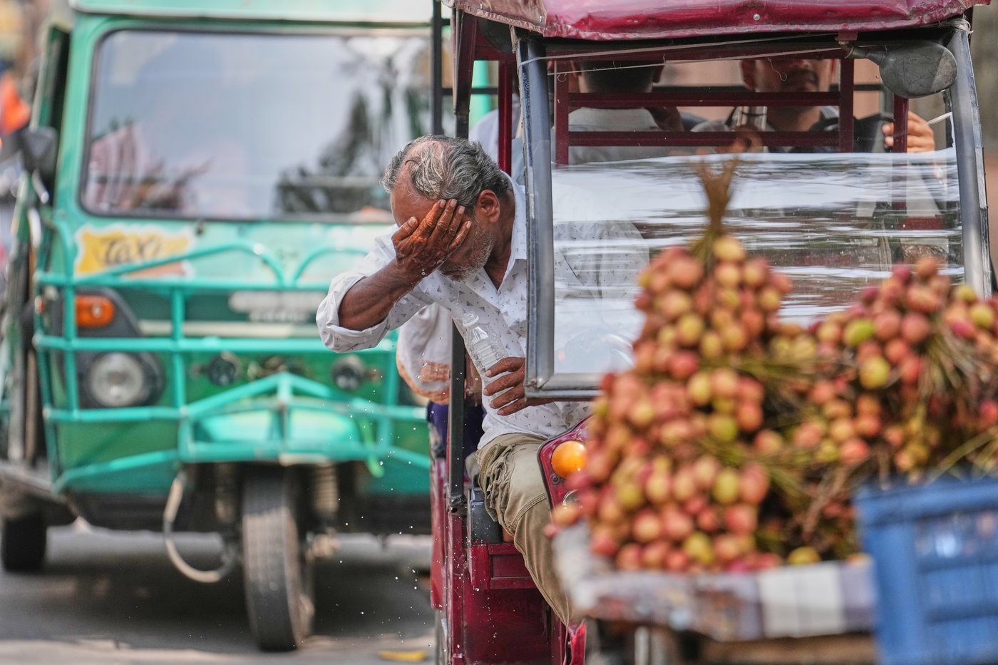 Photos show India sweltering under a severe heat wave | iNFOnews.ca