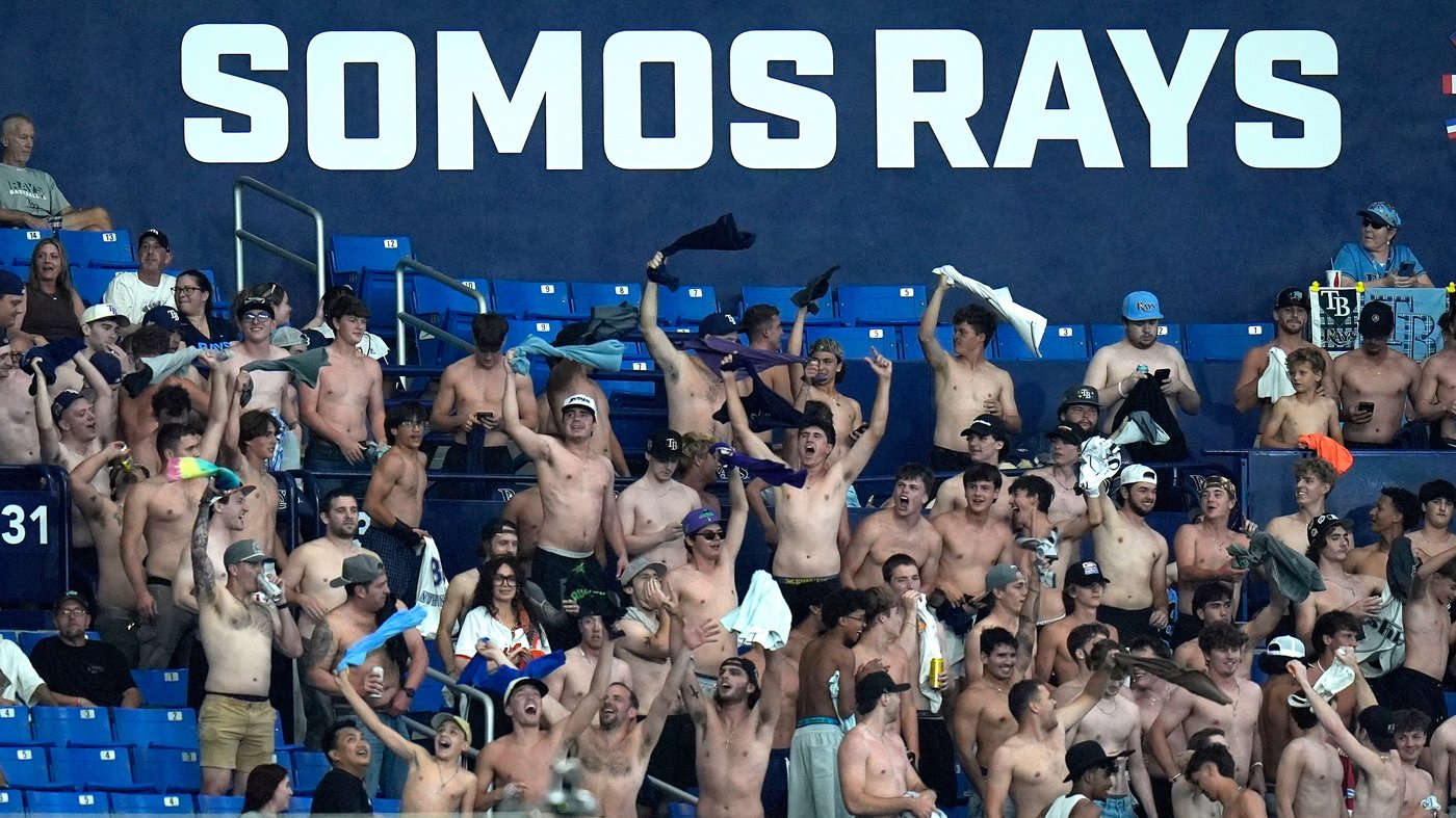 Shirtless fans the stars at MLB stadiums as 'Tarps Off' trend sweeps baseball world | iNFOnews.ca