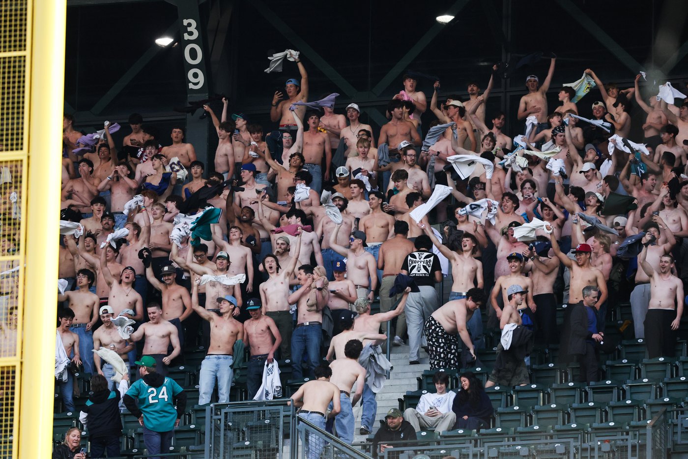Shirtless fans the stars at MLB stadiums as 'Tarps Off' trend sweeps baseball world | iNFOnews.ca