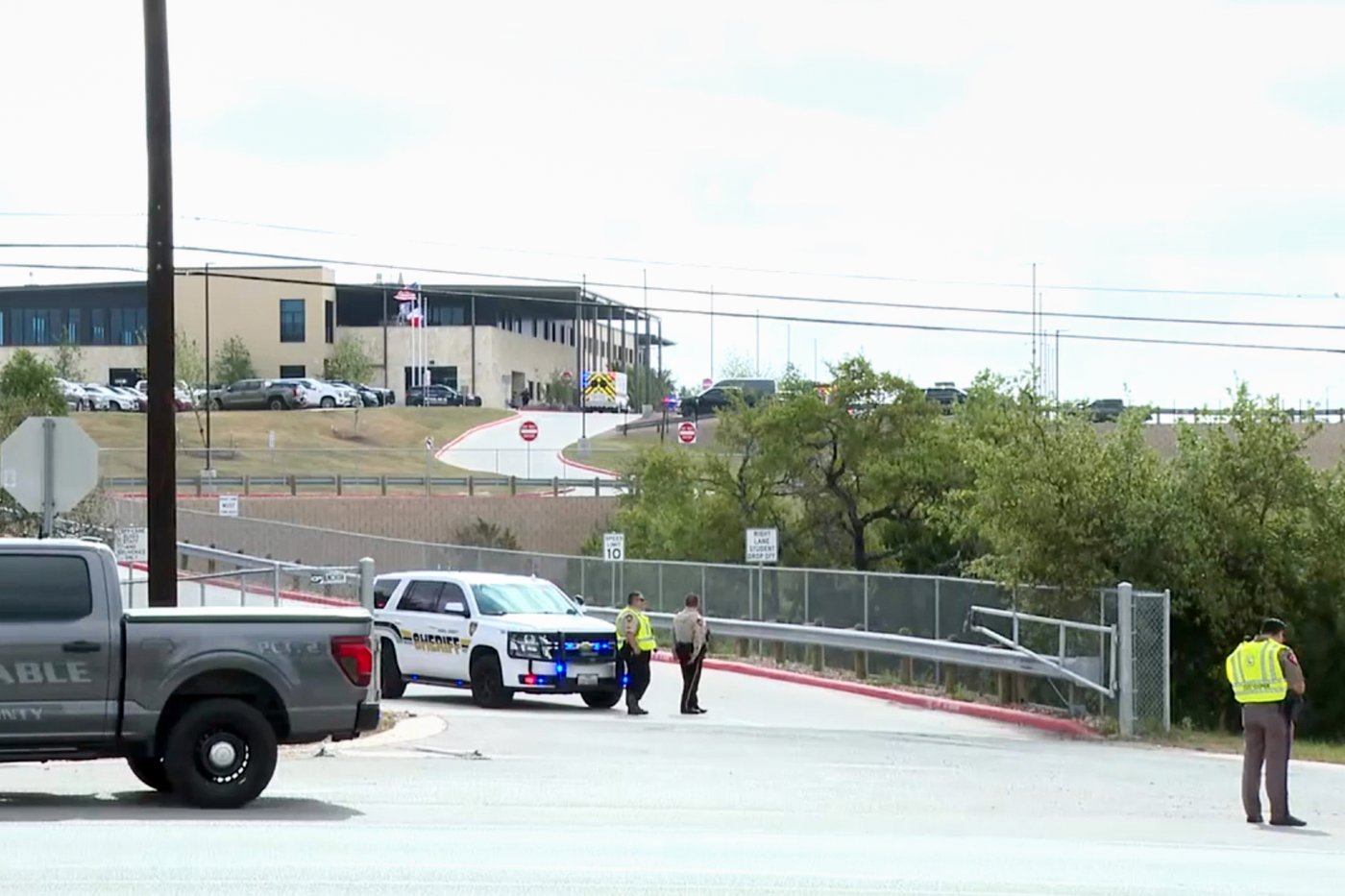 Student shoots a teacher at Texas high school before fatally shooting self, authorities say | iNFOnews.ca