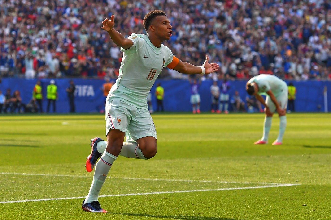 Kylian Mbappé scores his 8th World Cup goal before leaving game with a 'slight' ankle injury | iNFOnews.ca Kylian Mbappé scores his 8th World Cup goal before leaving game with a 'slight' ankle injury | iNFOnews.ca