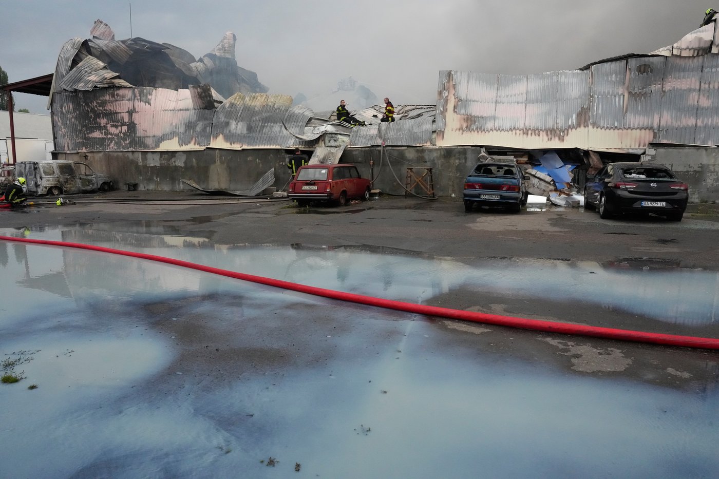 Photos show Russian attack on a warehouse in Kyiv | iNFOnews.ca