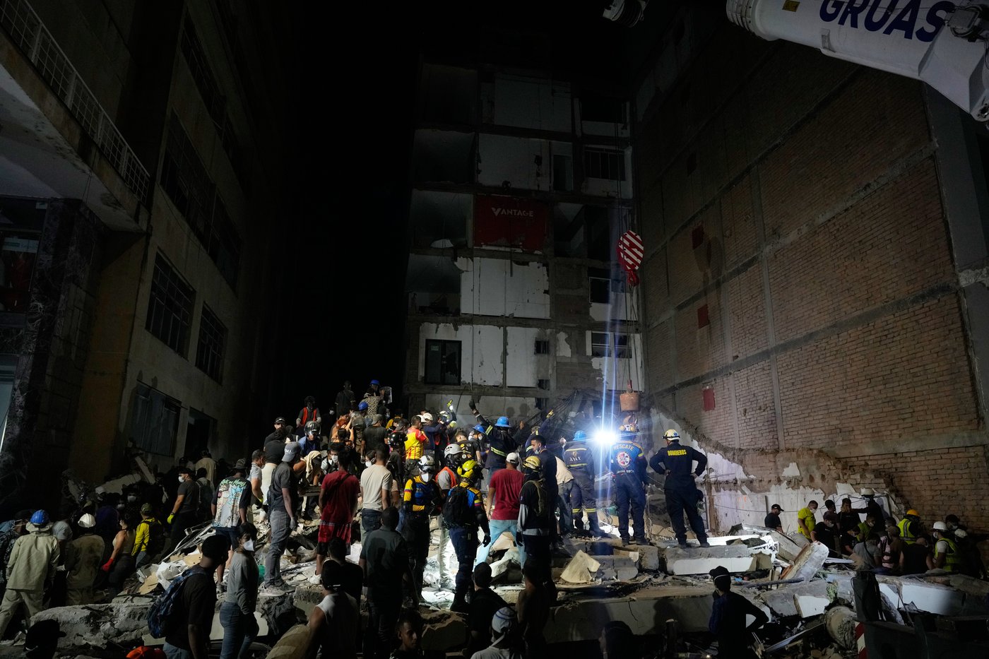 Colombia searches for its missing after a powerful earthquake kills more than 100 | iNFOnews.ca