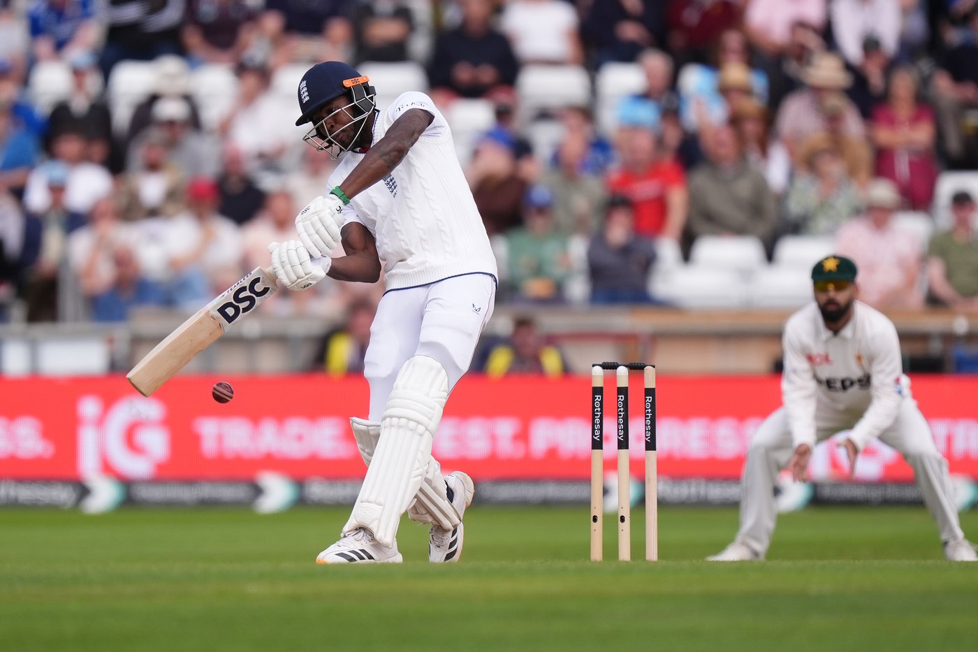 England thrashes Pakistan by an innings and 103 runs in first test at Headingley | iNFOnews.ca