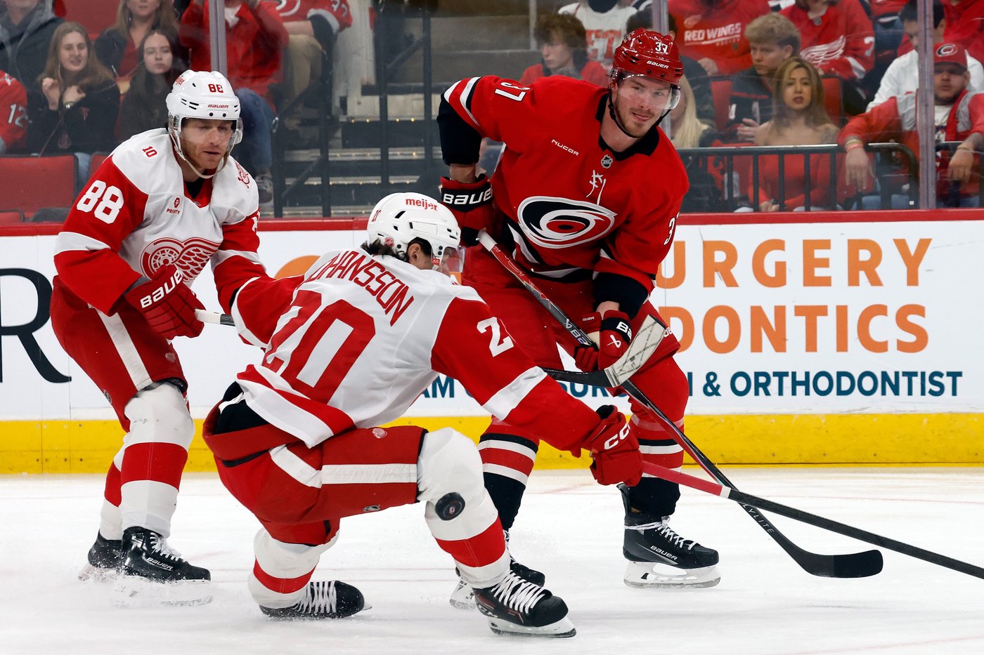 Hurricanes continue hot streak with 5-2 win over Detroit | iNFOnews.ca