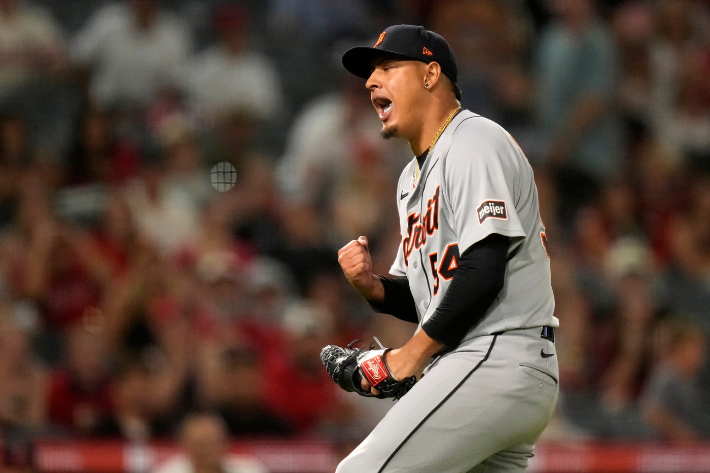 Lee hits clutch double in 9th and Tigers hold on for 2-1 comeback win over Angels | iNFOnews.ca