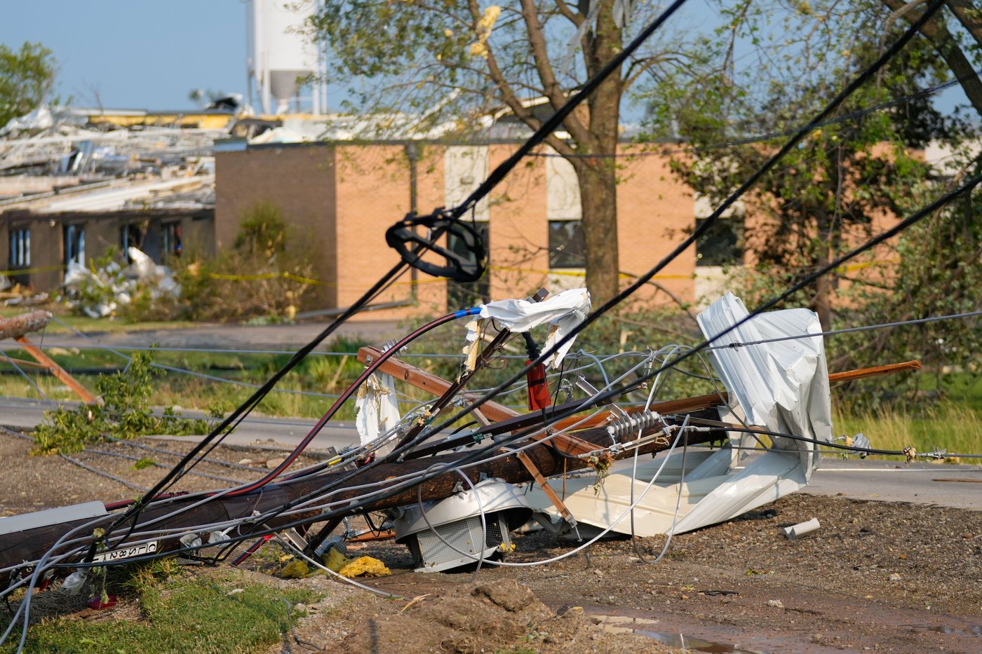 Powerful tornado leaves widespread damage in Wisconsin but time of day may have saved lives | iNwheels