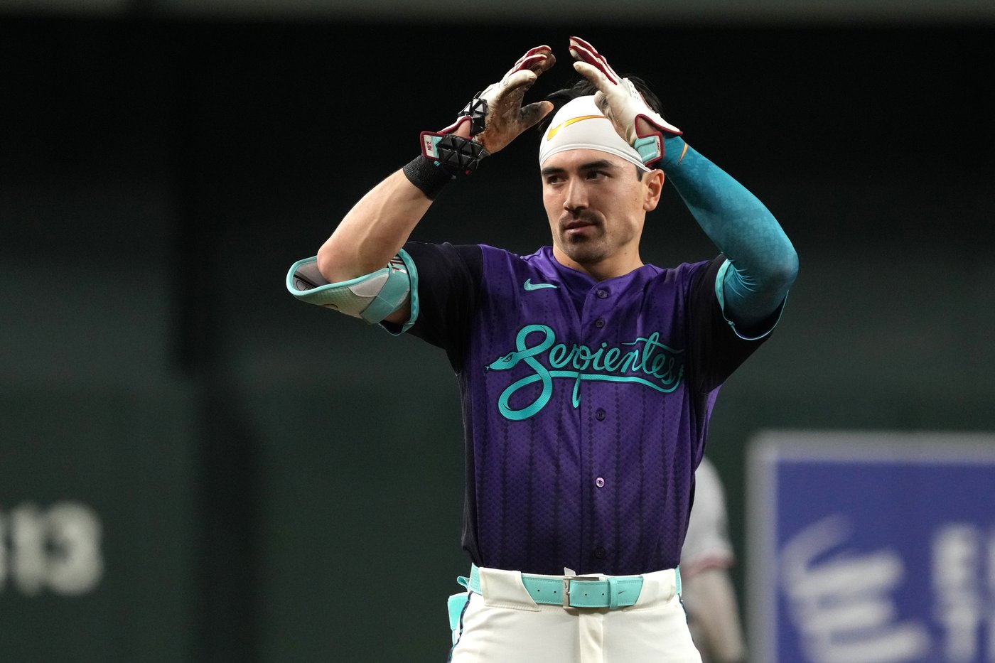 Carroll has a 3-run triple in the 8th to help the Diamondbacks beat the Twins 9-5 | iNFOnews.ca