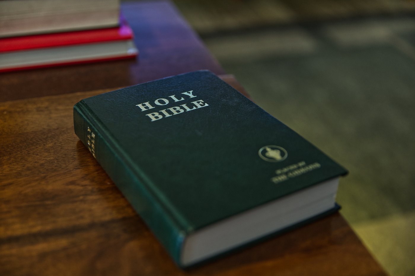 For over 100 years, travelers have checked into US motel rooms and found the Gideon Bible | iNFOnews.ca For over 100 years, travelers have checked into US motel rooms and found the Gideon Bible | iNFOnews.ca